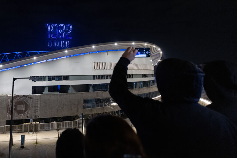 Do 'presidente dos presidentes' à taça da Champions: as imagens da homenagem a Pinto da Costa no Dragão