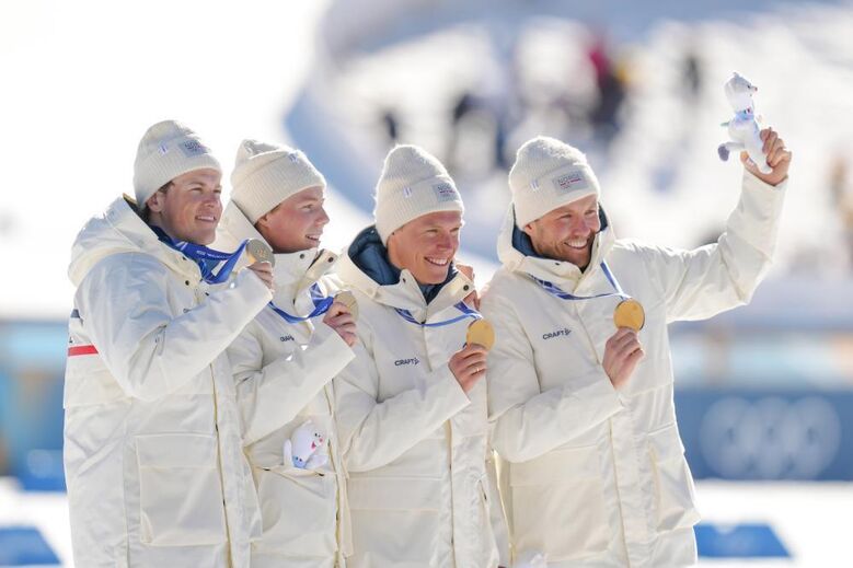 Johannes Klaebo, Einar Hedegart, Martin Nyenget e Emil Iversen no pódio