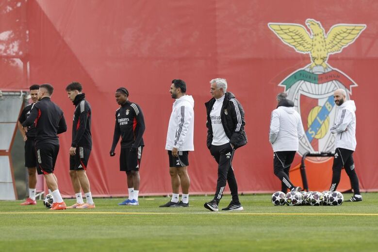 Mourinho durante treino do Benfica