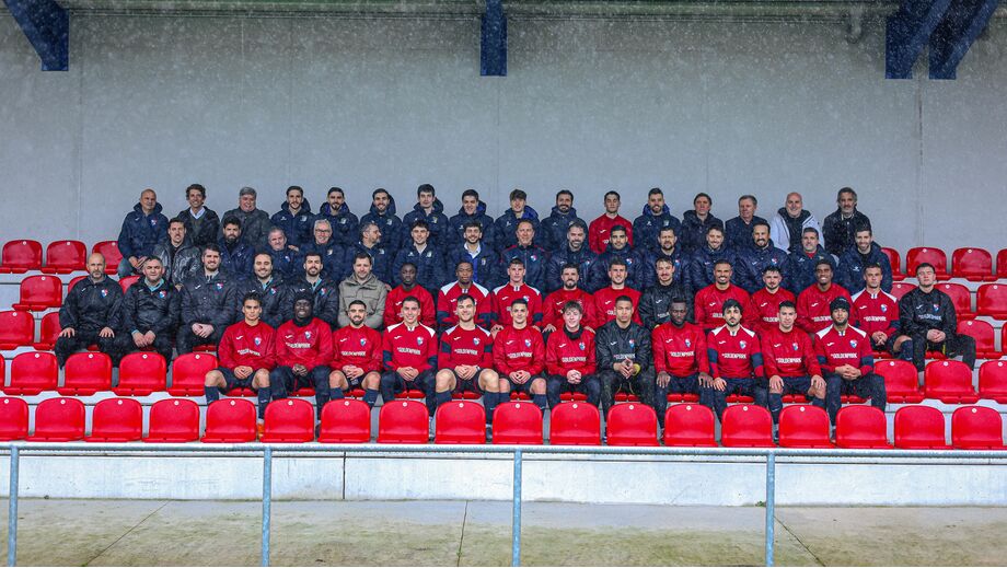 As duas comitivas no Complexo de Treinos Adelino Ribeiro Novo