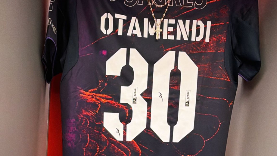 Otamendi mostra o equipamento que o Benfica vai estrear esta tarde