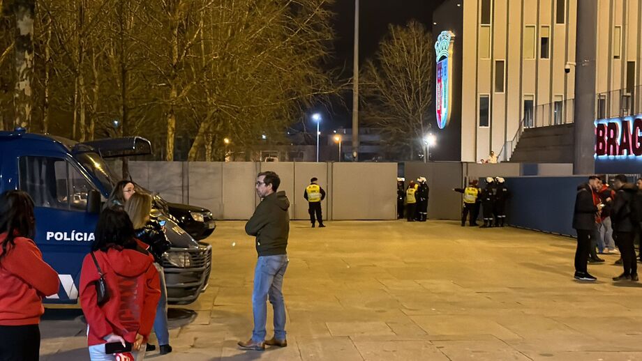 Portas da bancada nascente do Municipal de Braga fechadas