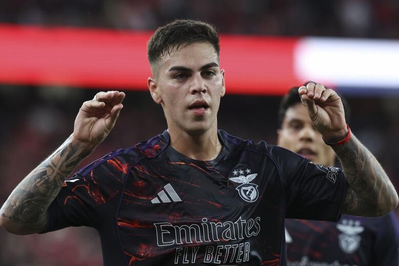 ... depois fez gestos com as mãos...