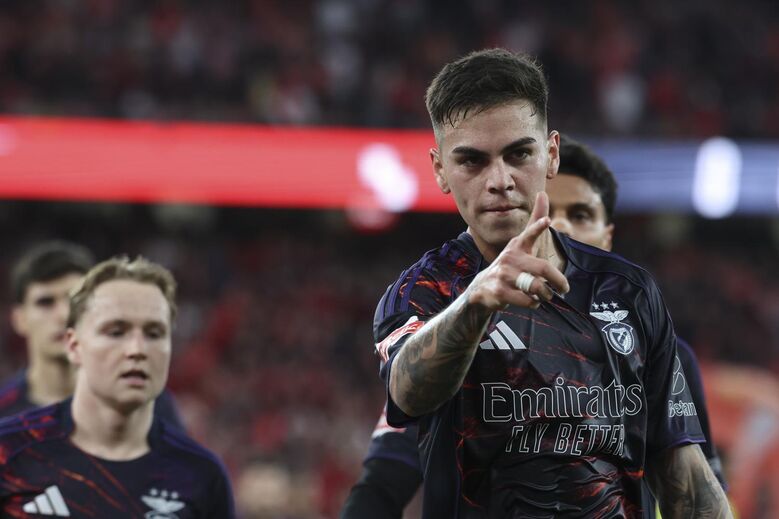 ... e termiou a simular tiros