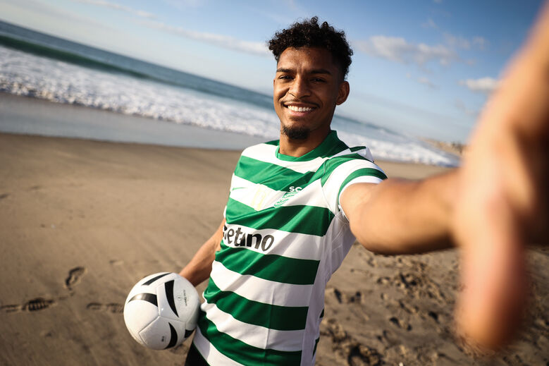 Luís Guilherme foi apresentado... na praia, a fazer lembrar a sua terra natal, Aracaju, no Estado de Sergipe