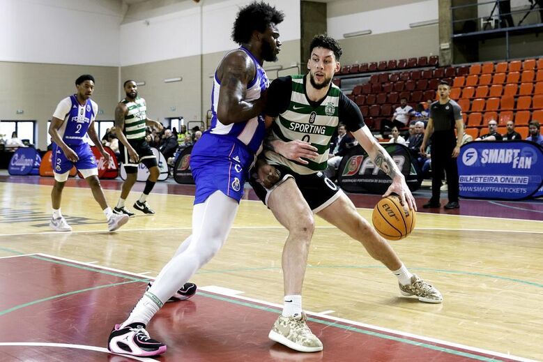 Brandon Johns em duelo com Javian Davis