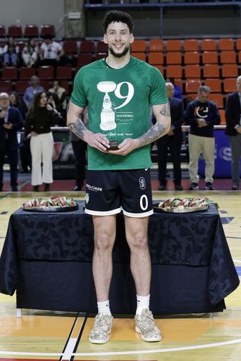 Brandon Johns com o troféu de MVP da Taça de Portugal