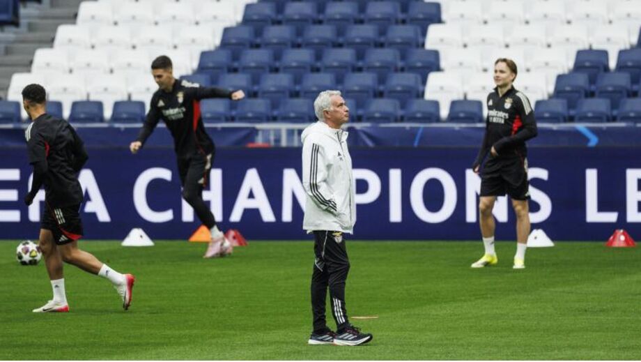Mourinho no treino do Benfica no Santiago Bernabéu