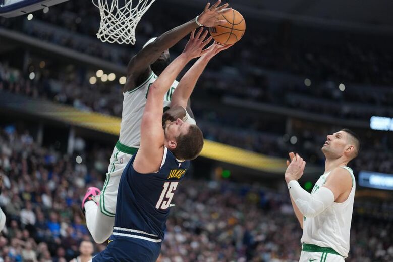 Neemias Queta em ação nos Celtics frente aos Nuggets