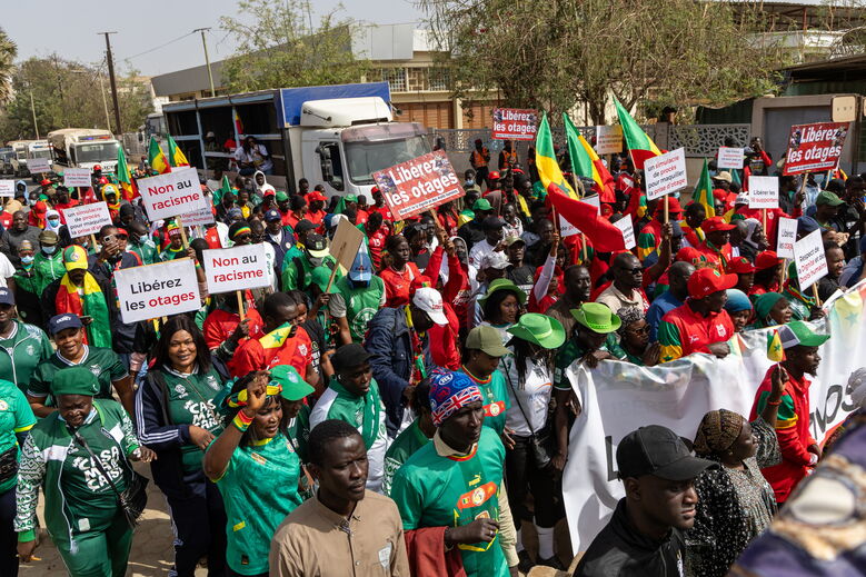 Dezenas de pessoas manifestaram-se em Dakar contra condenações de adeptos senegaleses