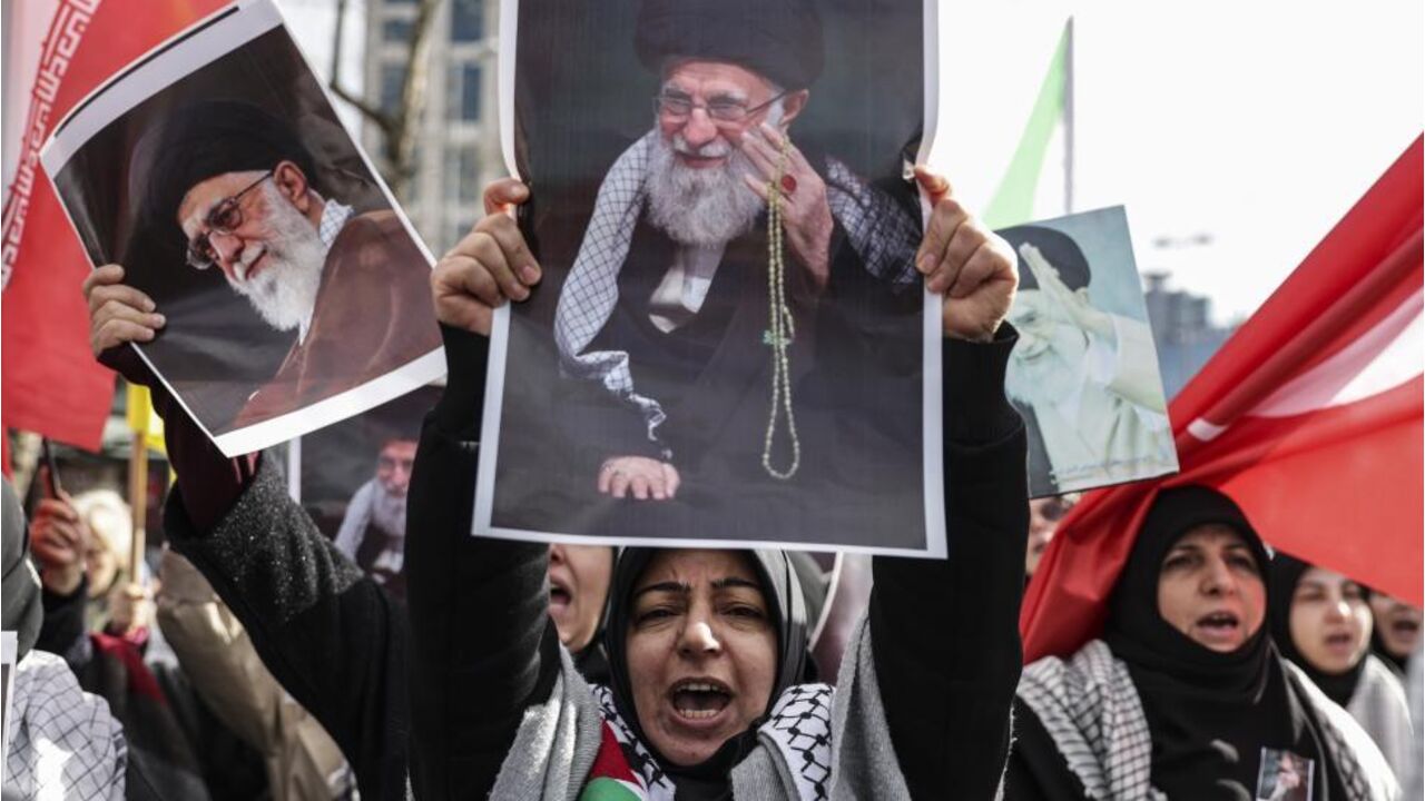 Foto de Ali Khamenei em destaque em protesto
