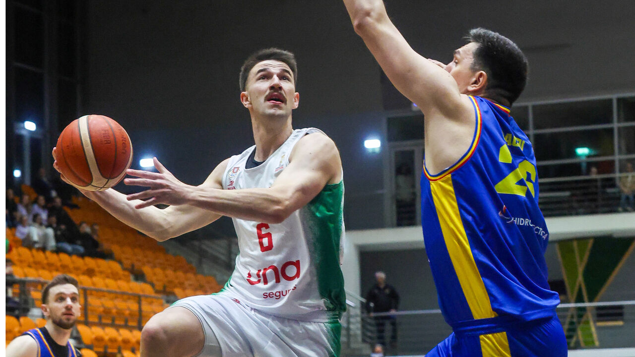 Lance de basquetebol durante jogo entre seleções
