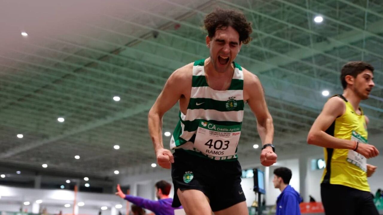 Atleta do Sporting comemora vitória em prova de pista curta