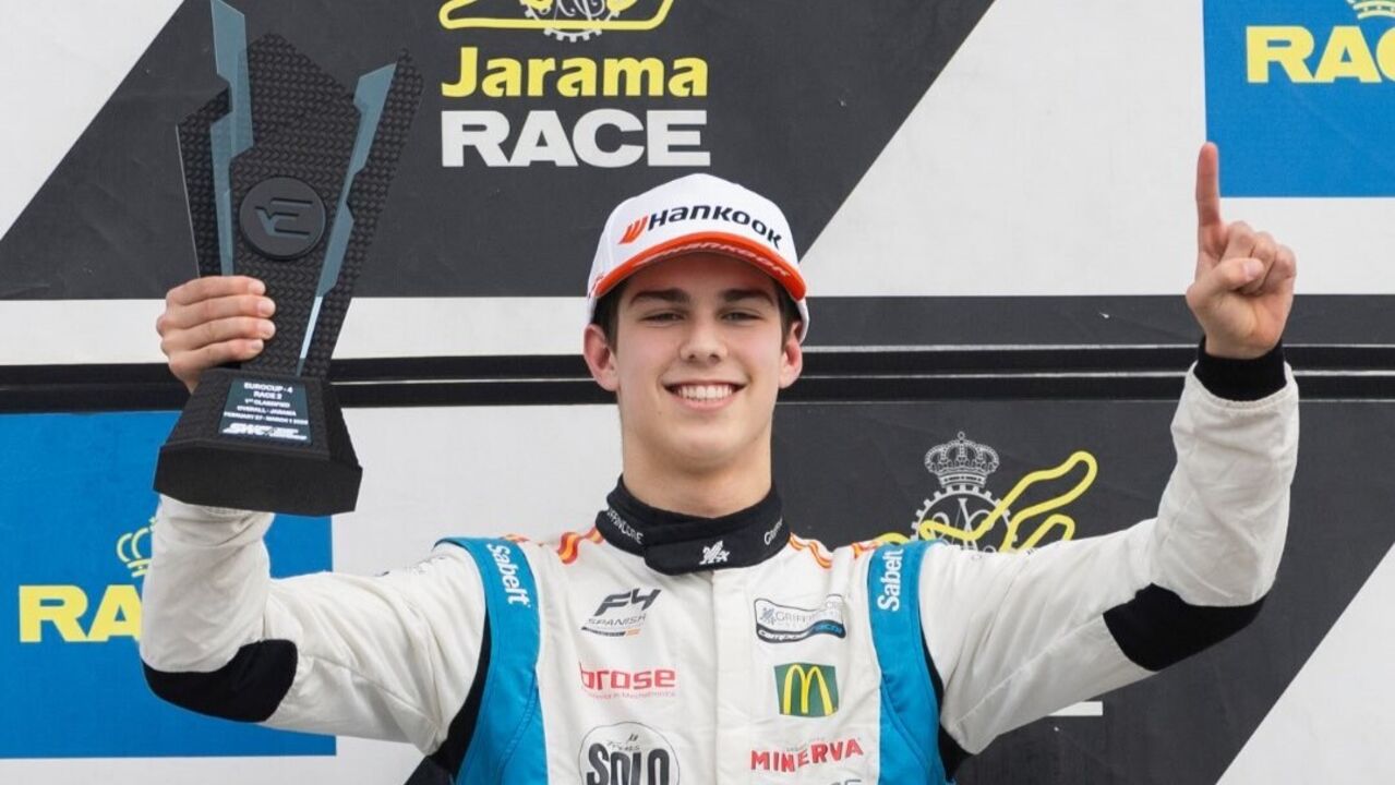 Noah Monteiro festeja a vitória na F4 em Jarama, Madrid