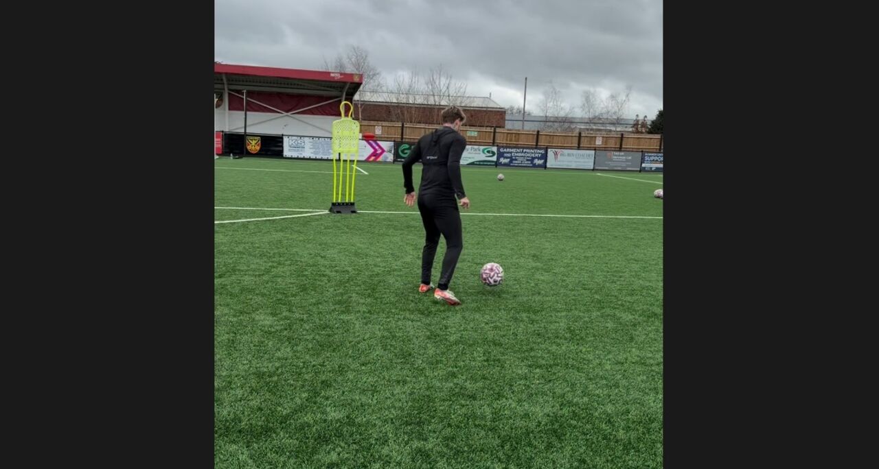 Mudryk treina com o Uxbridge FC em Inglaterra durante castigo no Chelsea