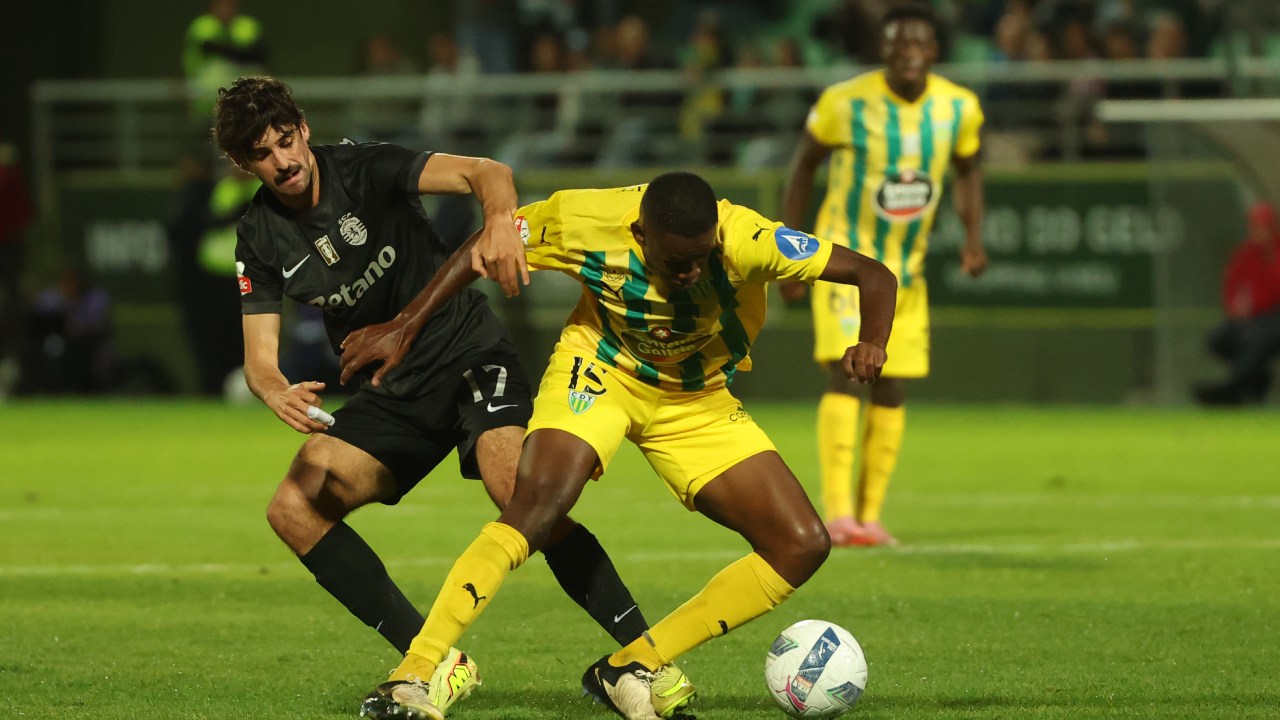Jogadores durante o Tondela-Sporting da primeira volta