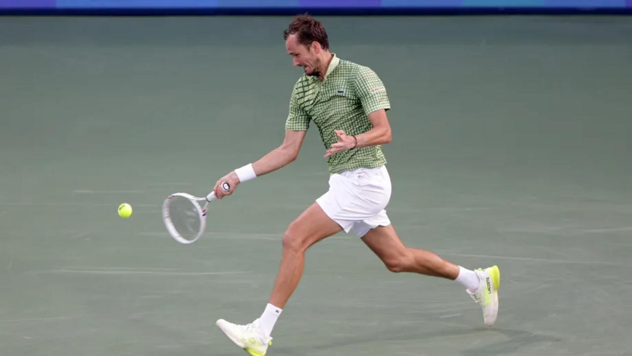 Medvedev joga ténis enquanto equipas esperam aprovação para Indian Wells