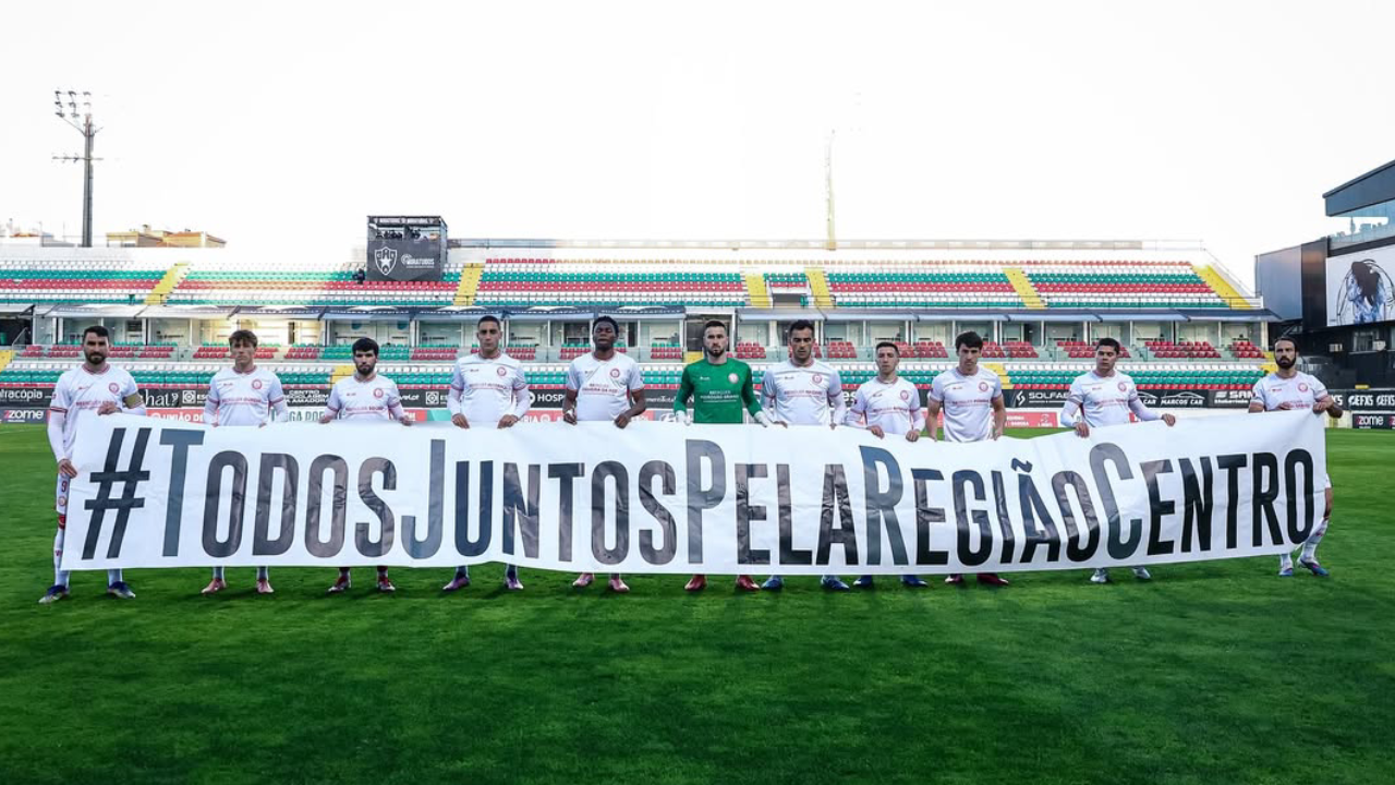 Jogadores da U. Leiria posam com tarja