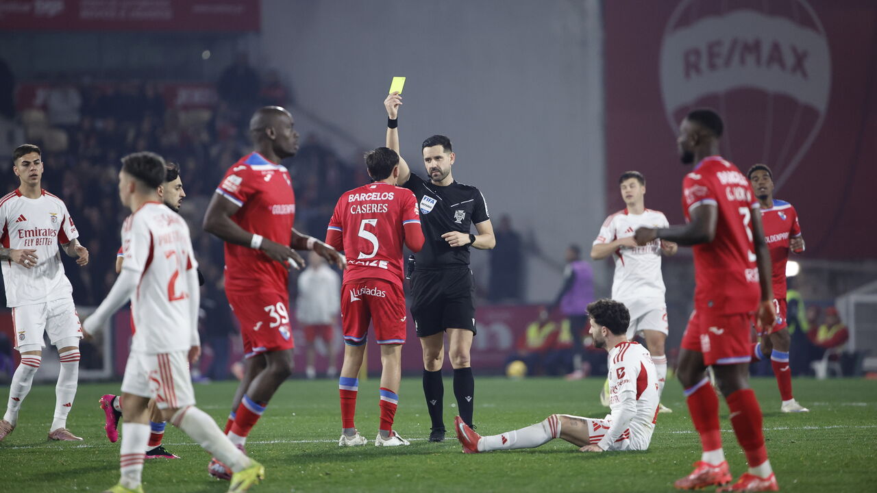 Cáseres leva amarelo no Gil Vicente-Benfica