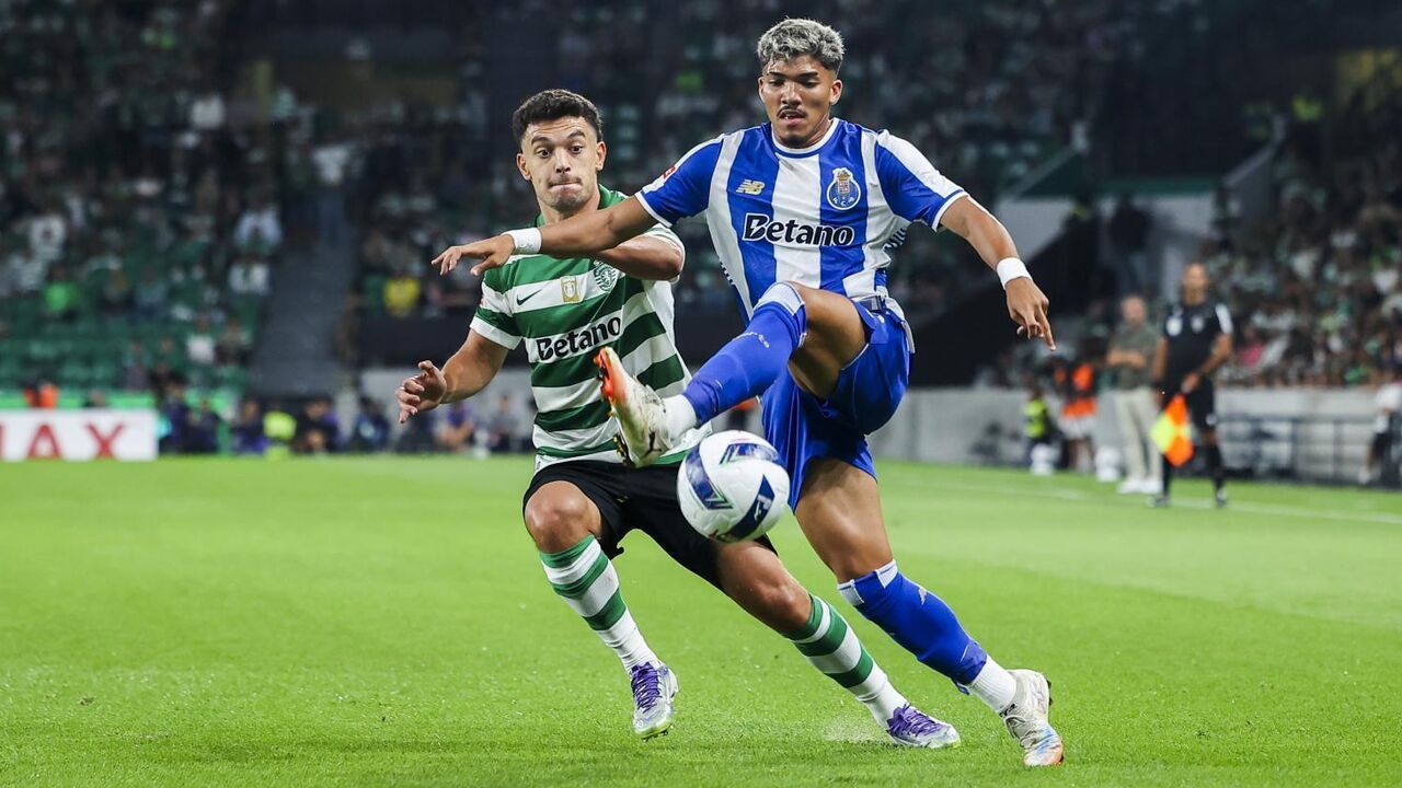 Pote e William Gomes em disputa de bola