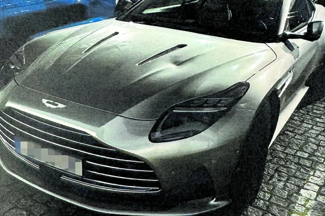 Condutor foi detido após incidente com Aston Martin de luxo