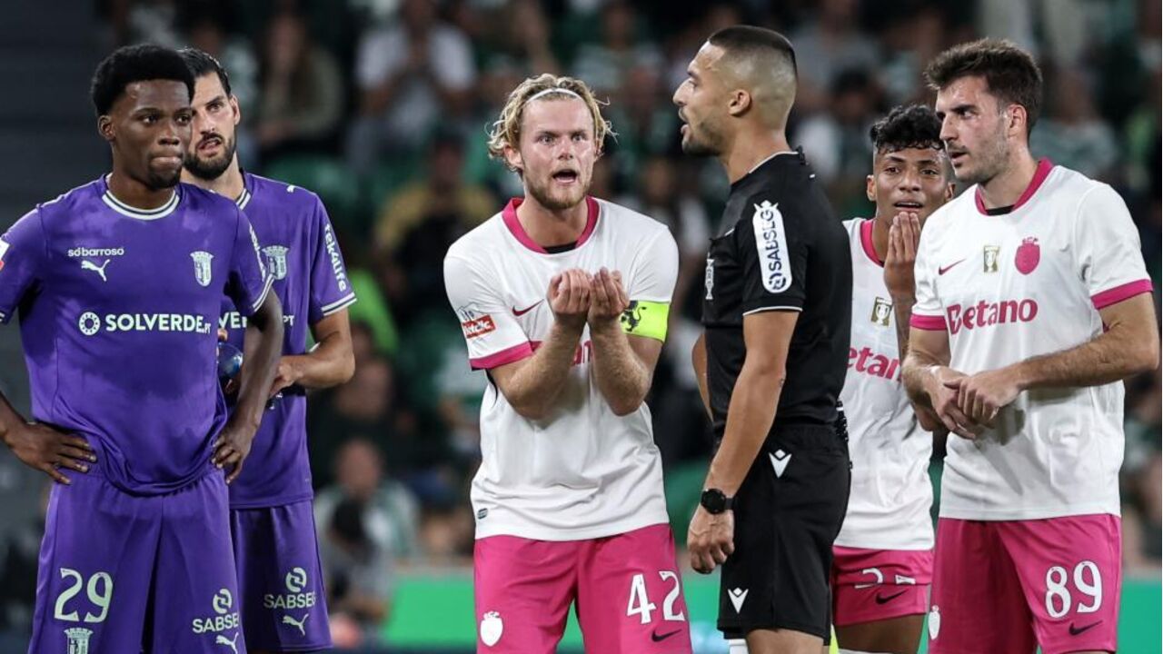 Árbitro Cláudio Pereira no centro de polémicas em jogo
