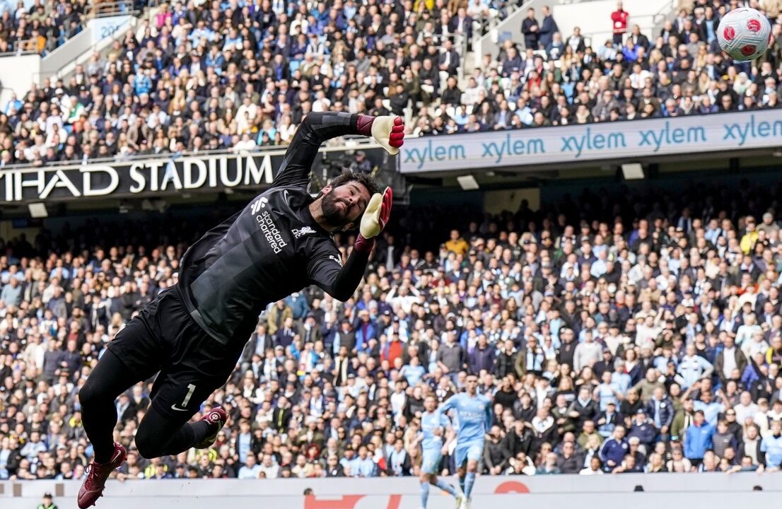 Alisson, guarda-redes, associado a possível transferência para o Inter.
