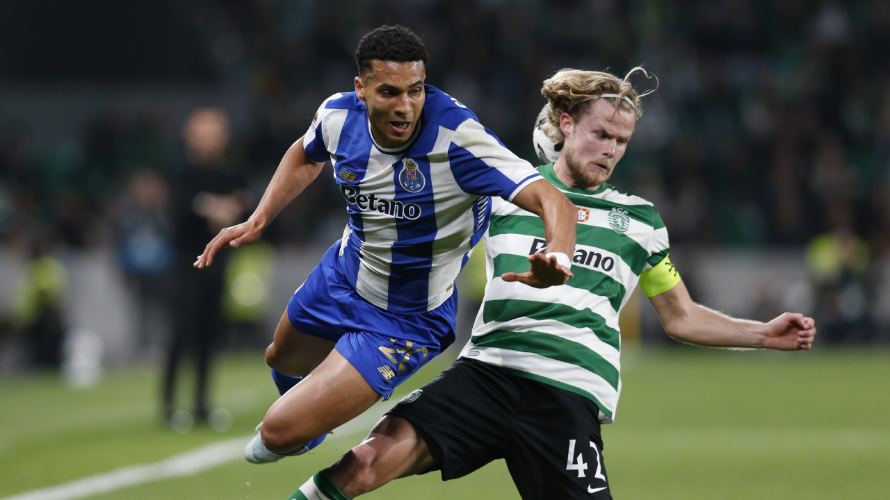Alberto Costa com Morten Hjulmand durante o Sporting-FC Porto da 1.ª mão das 'meias' da Taça de Portugal