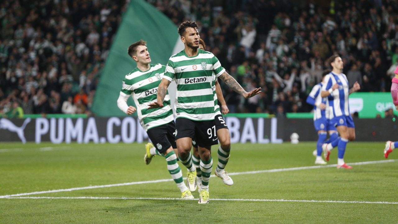 Luis Suárez festeja golo marcado ao FC Porto no clássico da Taça