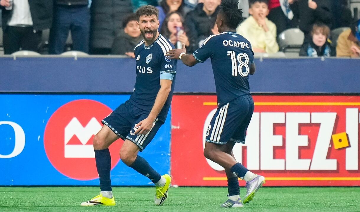 Müller e Ocampo celebram no relvado