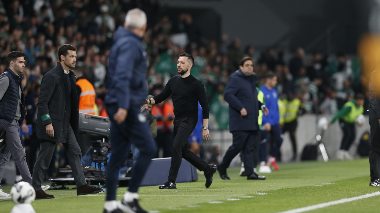 Francesco Farioli recolhe aos balneários no final do Sporting-FC Porto em Alvalade