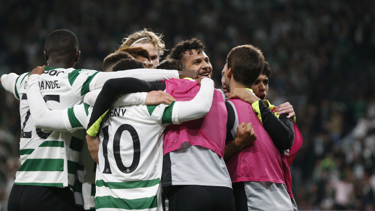 Jogadores do Sporting festejam penálti marcado por Luis Suárez frente ao FC Porto