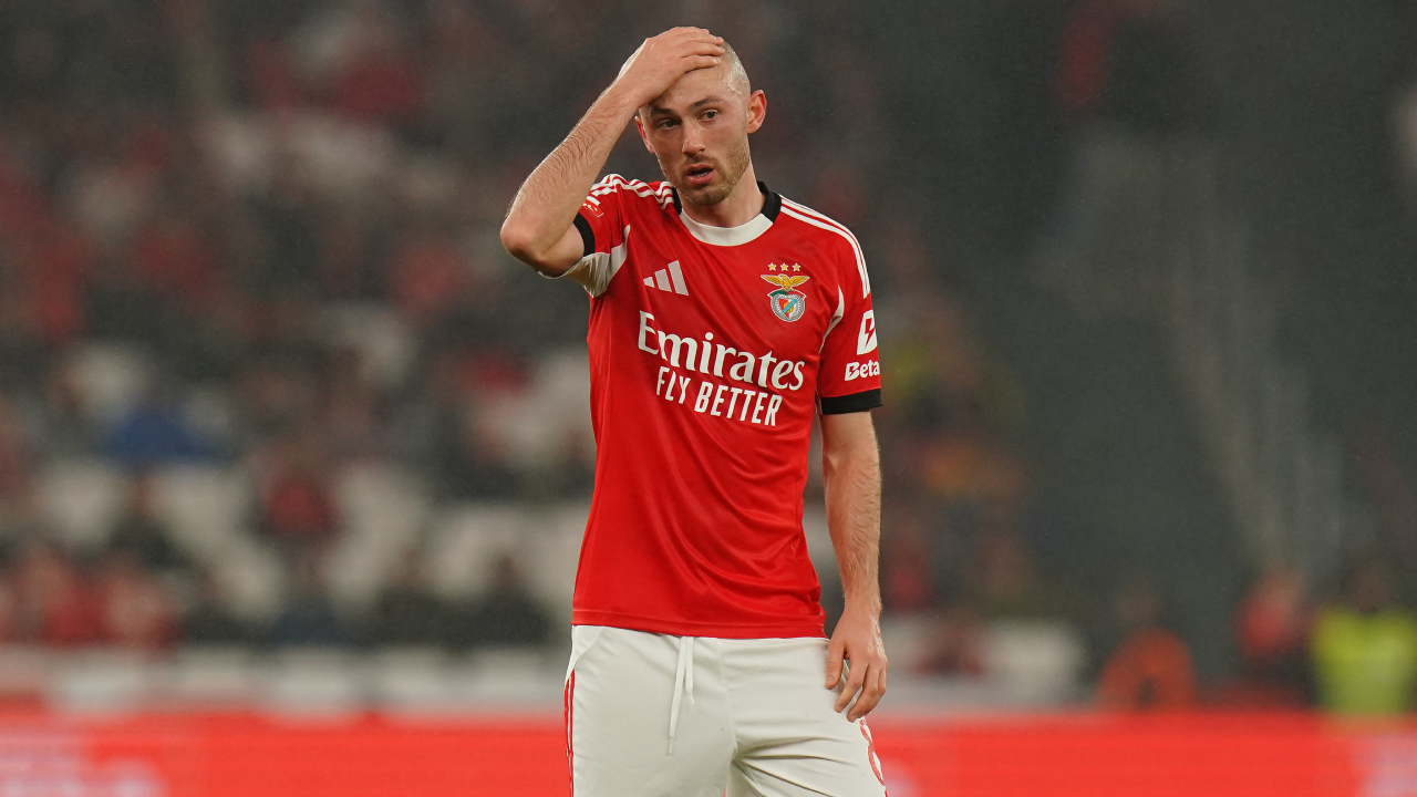 Aursnes leva a mão à cabeça durante um jogo