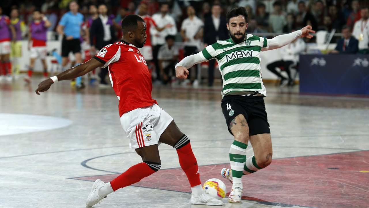 Arthur (Benfica) e Tomás Paçó (Sporting) durante um dérbi de futsal