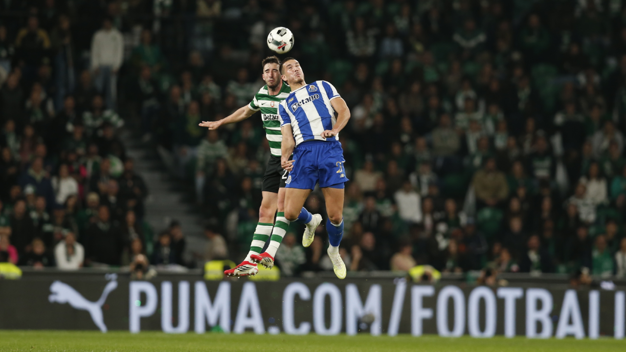 Gonçalo Inácio e Deniz Gül disputam lance pelo ar