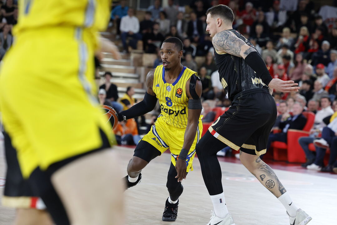 Basquetebolistas em ação durante jogo da Euroliga, afetado devido a guerra no Médio Oriente
