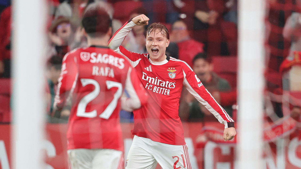 Schjelderup festeja golo com Rafa Silva