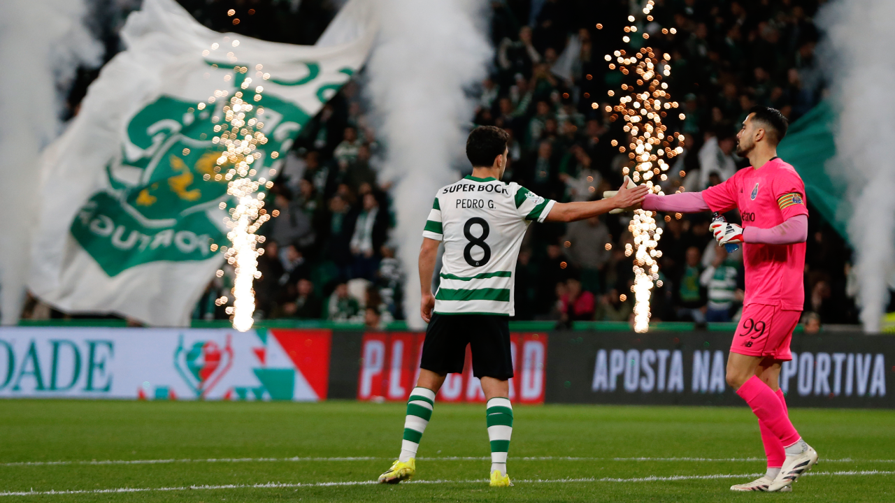Pote cumprimenta Diogo Costa durante o clássico de Alvalade