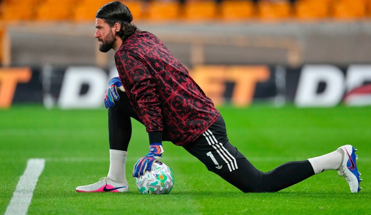 Alisson, guarda-redes do Liverpool, permanece no clube inglês