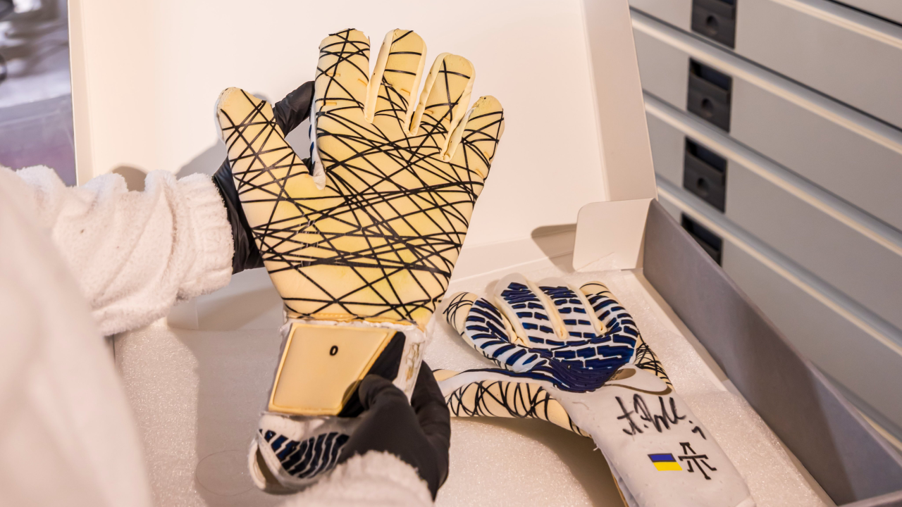 Luvas de Trubin no Museu do Benfica