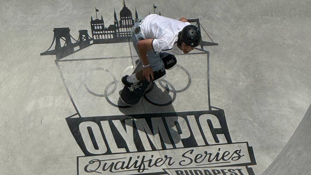 Série de qualificação olímpica em Budapeste com atleta de skate