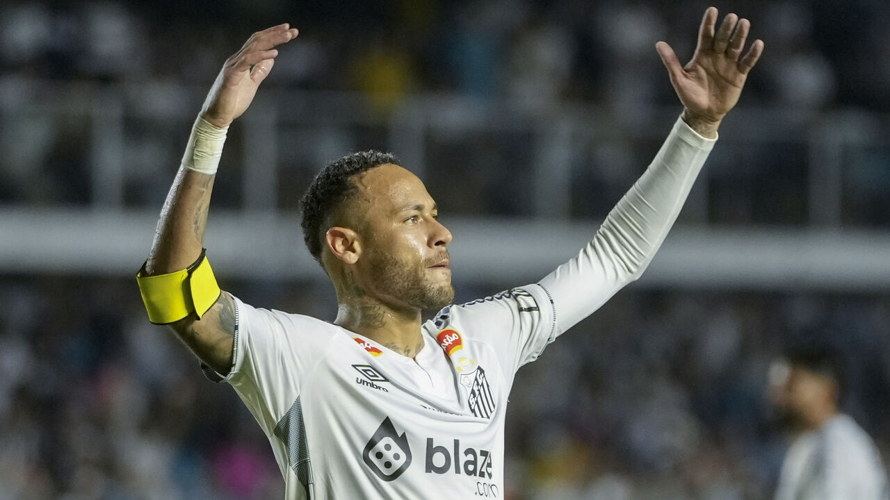 Neymar está a ser porcessado por uma cozinheira