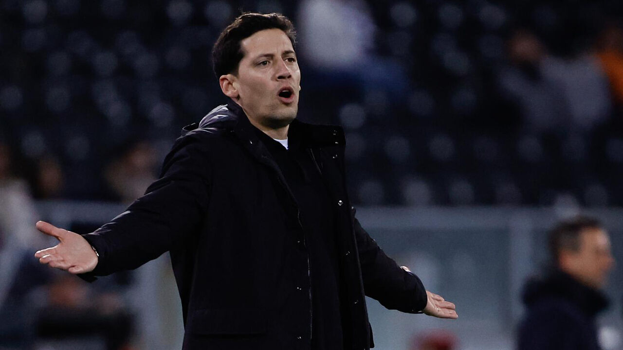 Luís Pinto reage junto ao banco de suplentes do V. Guimarães