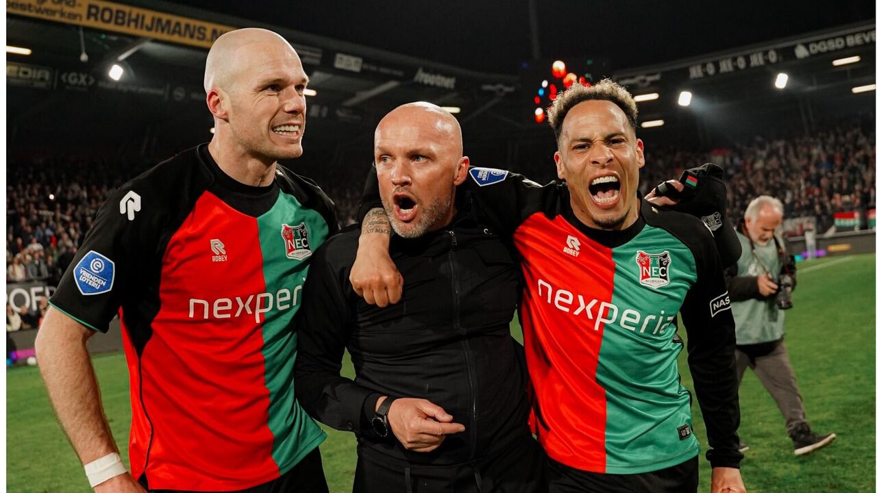 Jogadores e treinador do NEC festejam