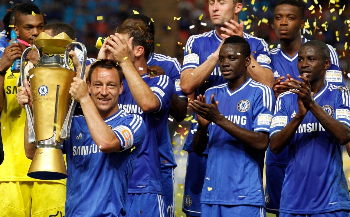 John Terry celebra troféu com equipa do Chelsea