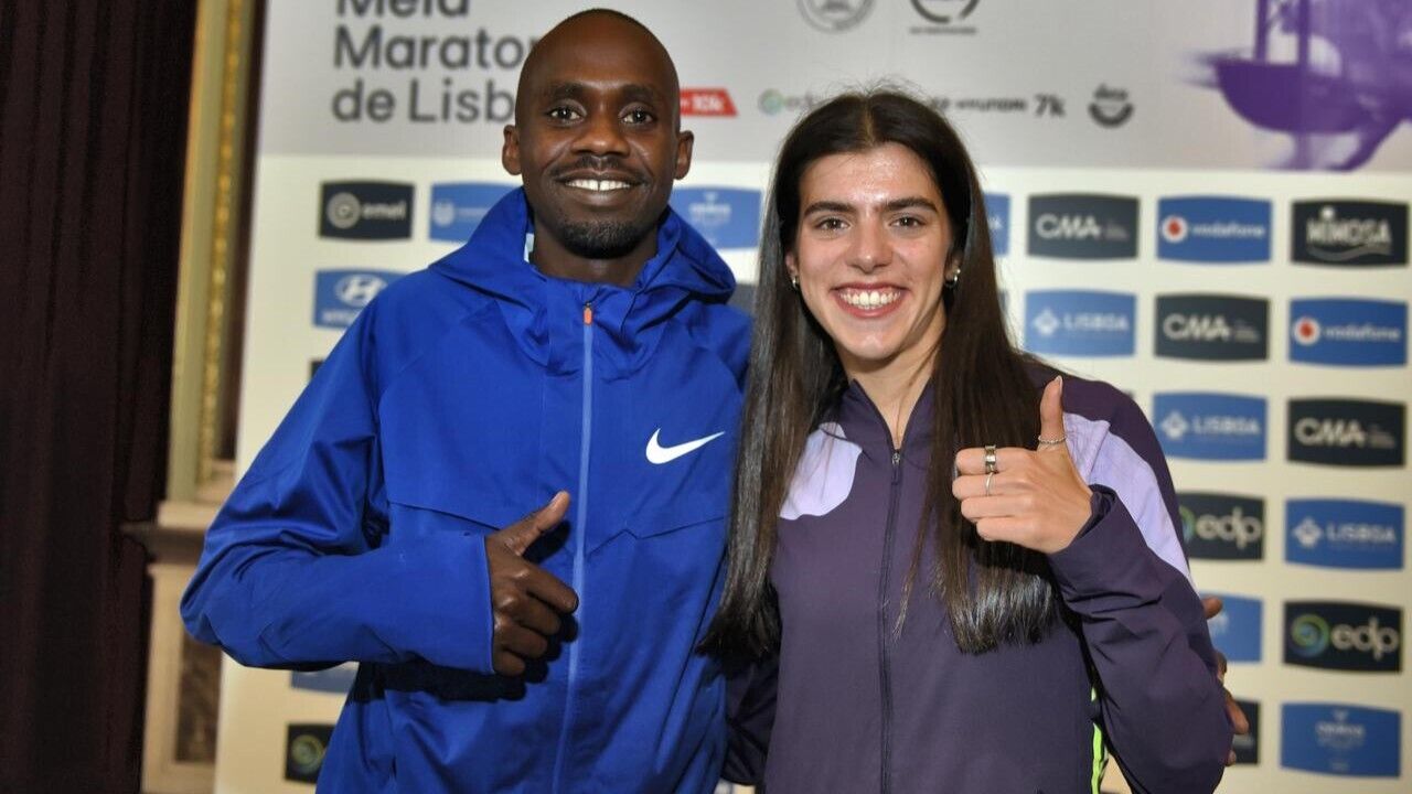 Atletas sorriem e fazem sinal positivo na Meia Maratona de Lisboa