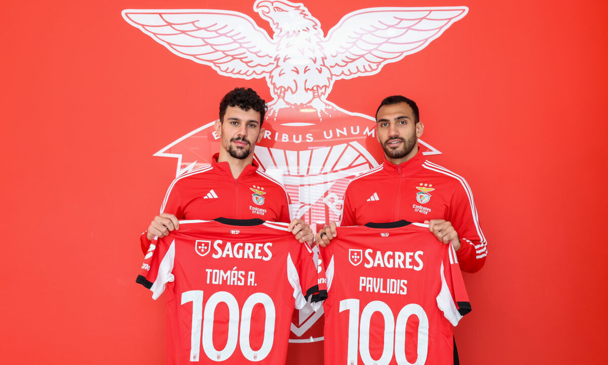 Tomás Araújo e Pavlidis assinam pelo Benfica e vestem a camisola 100