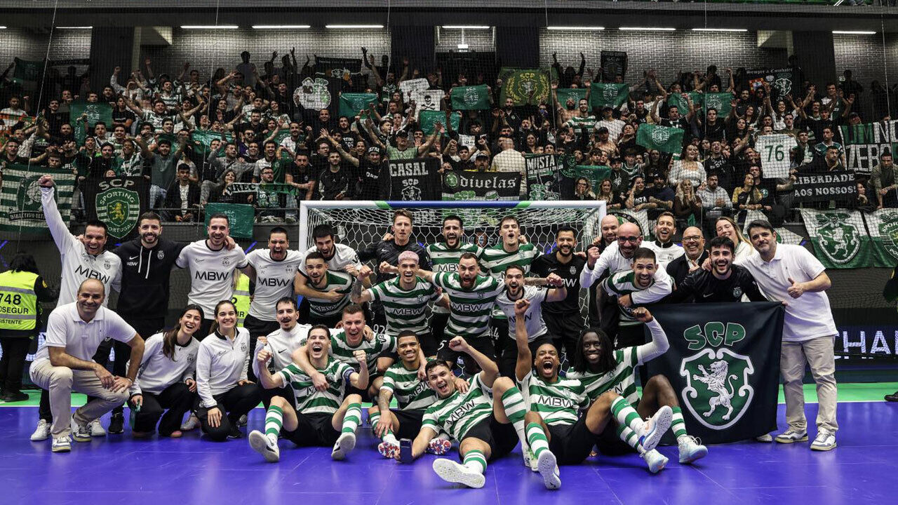 Jogadores do Sporting celebram vitória e apuramento