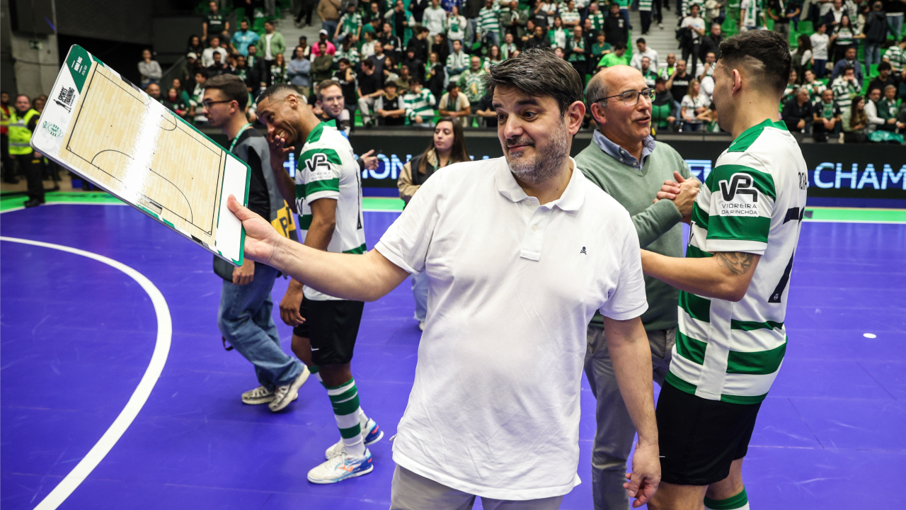 Nuno Dias festeja vitória sobre o Benfica, que apurou o Sporting para a final four da Champions de futsal