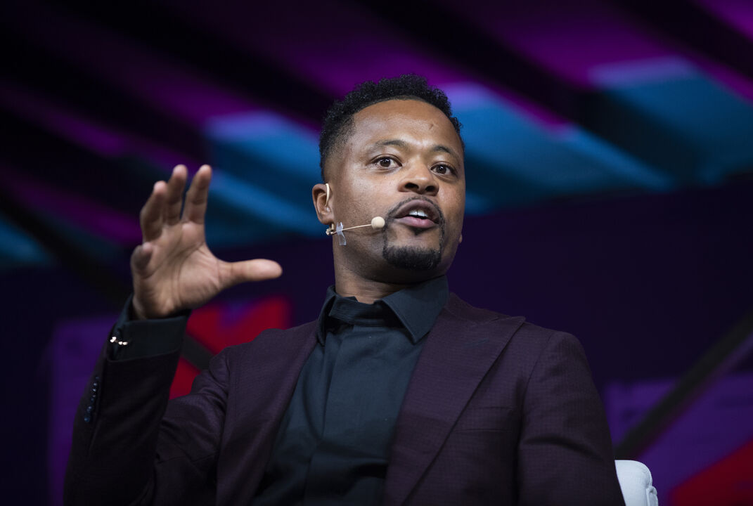 Patrice Evra arrasa passado de Gary Neville como treinador